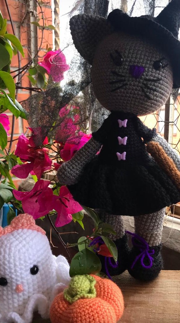 Custom witch-cat amigurumi